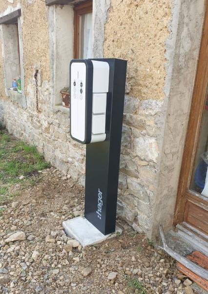 Pose d'une borne de charge pour voiture électrique à Bricqueville sur Mer 