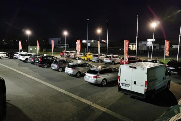 Installation d'éclairage led sur Mat pour un parc de voiture à Bréhal