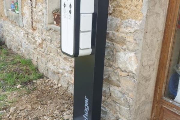 Pose d'une borne de charge pour voiture électrique à Bricqueville sur Mer 