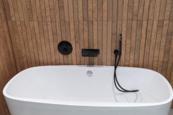 Création d'une salle de bain et de douche pour espace piscine 