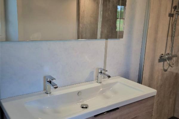 Rénovation d'une salle de douche associant caractère et modernité 