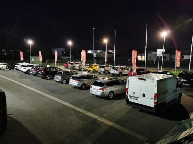 Installation d'éclairage led sur Mat pour un parc de voiture à Bréhal