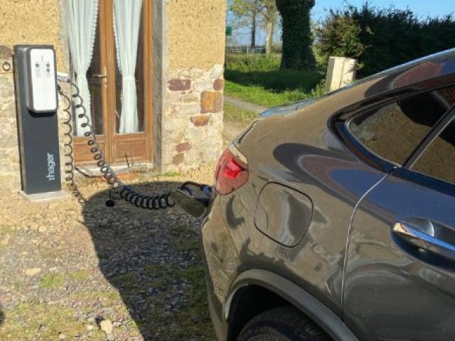 Pose d'une borne de charge pour voiture électrique à Bricqueville sur Mer 