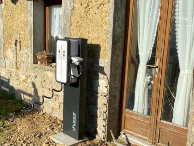 Pose d'une borne de charge pour voiture électrique à Bricqueville sur Mer 