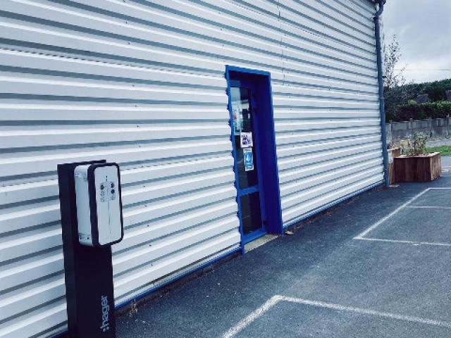 INSTALLATION BORNE DE RECHARGE POUR VOITURES ELECTRIQUES ET HYBRIDE SUR LE PARKING VIGOT LETEMPLIER TRELLY QUETTREVILLE SUR SIENNE 