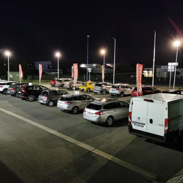 Installation d'éclairage led sur Mat pour un parc de voiture à Bréhal