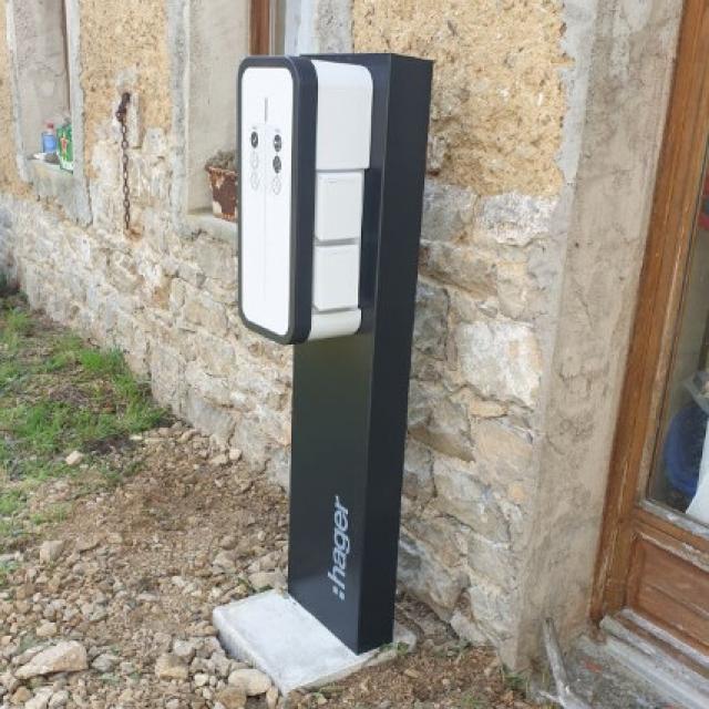 Pose d'une borne de charge pour voiture électrique à Bricqueville sur Mer 